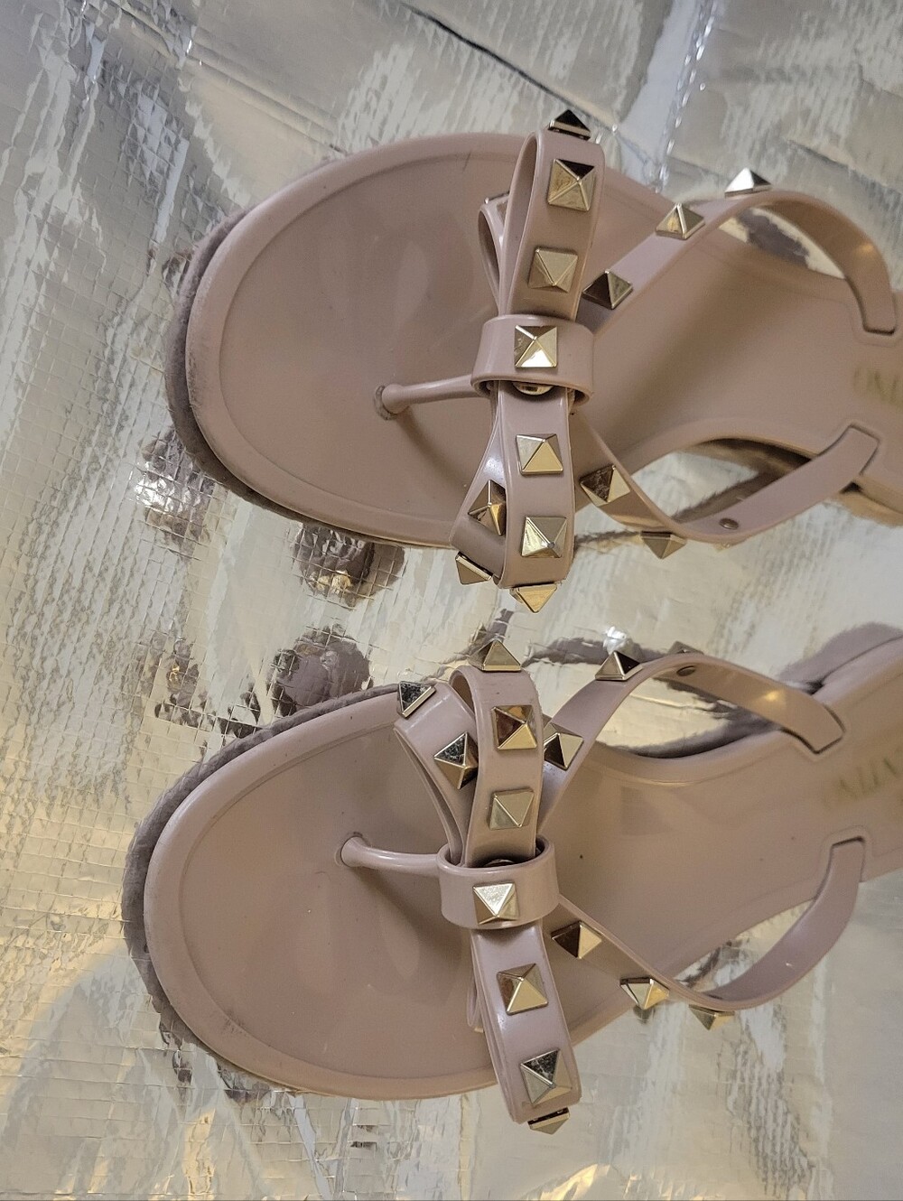 Valentino Garavani Rockstud Bow Thong Sandals in Beige - Picture 9 of 10